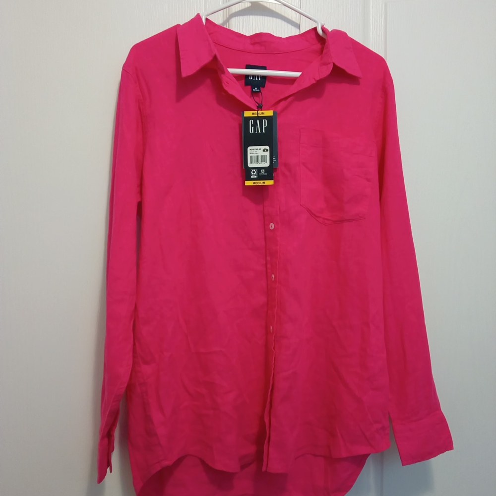 GAP Women's Bright Pink Button-Down Shirt. Pit to pit 21/22.